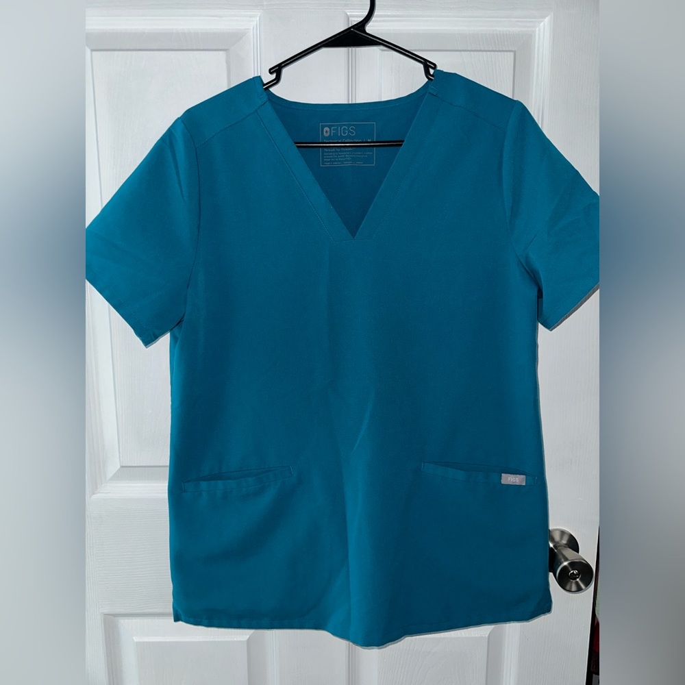 Figs pacific blue casma scrub top